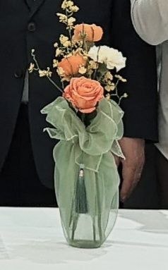 유리 화병에 꽂은 장미 꽃꽂이